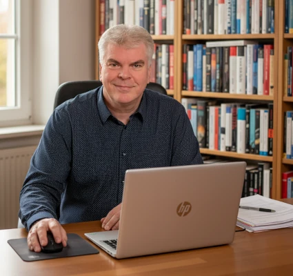 Ein Foto von Michael H. Franz aus Gründau, er sitzt am Schreibtisch hinter seinem Notebook